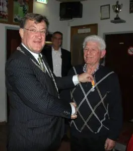 Jan Bongers verrast met lintje tijdens viering 80 jaar RKSV Volkel