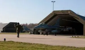Twee militairen gewond door auto-ongeluk op vliegbasis Volkel