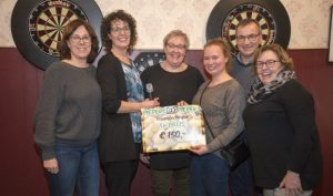 Winnaars Volkelse kwis overhandigen gewonnen geldprijzen