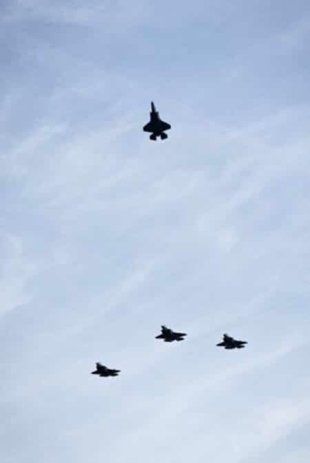 Gevechtsvliegtuigen verzorgen herdenkingsvlucht boven Margraten